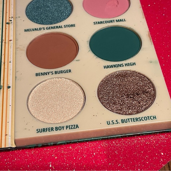 M·A·C X STRANGER THINGS Hawkins Class of 1986 Eye Palette - Picture 12 of 15